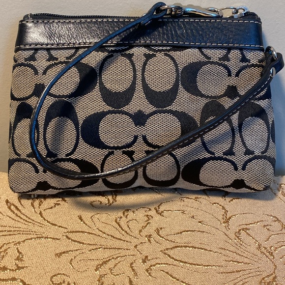 Coach - Picture 4 of 9